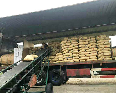 顾客定的货物铁粉正在装车